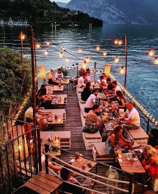 Πλούσιο δείπνο δίπλα στη λίμνη - Sulzano, Ιταλία - Φωτογραφία © by @maria.santiago18... 1