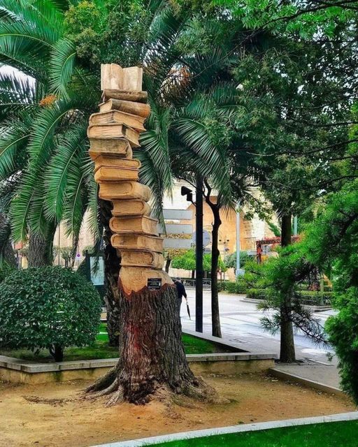 Νεκρό δέντρο στη Γκουανταλαχάρα μετατράπηκε σε γλυπτό βιβλίου... 1