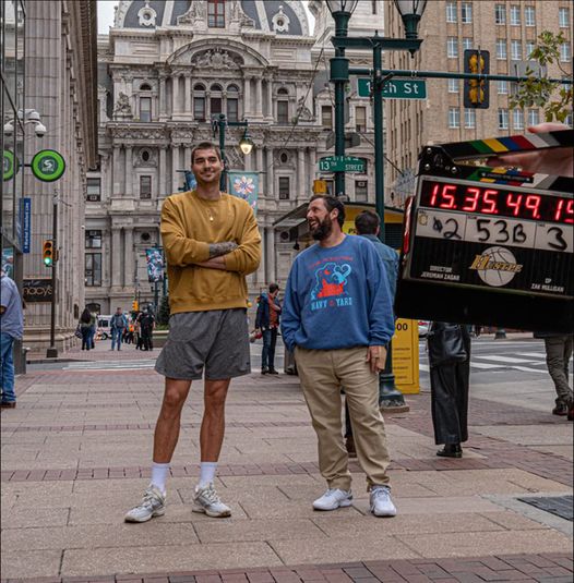 Ο Άνταμ Σάντλερ με τον συμπρωταγωνιστή του, παίχτη του NBA Χουάν Ερνανγκόμεθ στη... 1
