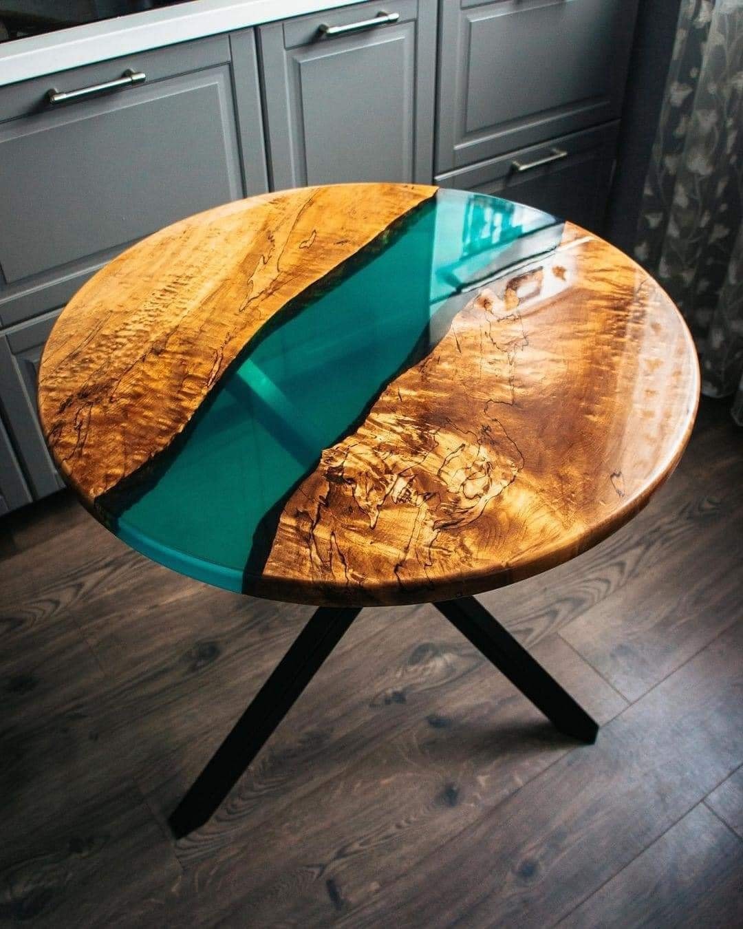 Στρογγυλά Τραπέζια από ξύλο και εποξειδική από την @forza_fratelli [IG]... 2
