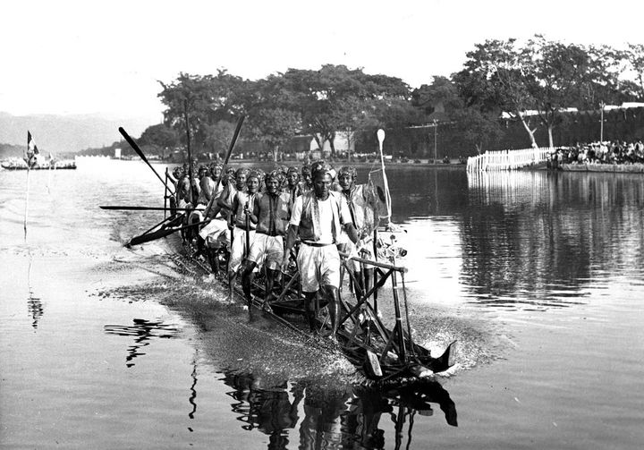 Ένας αγώνας σκαφών διεξάγεται στο Mandalay της Βιρμανίας, φωτογραφημένος κατά τη διάρκεια μιας περιοδείας από την Englan... 1