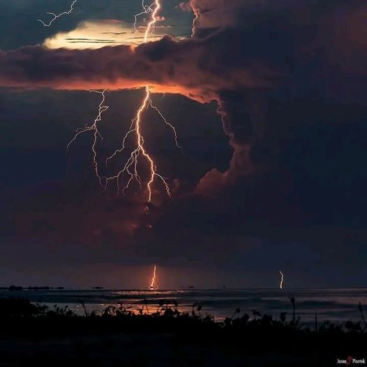Αυτό είναι το EPIC Lightning Strike : @jonaspiontek #takemethere #earth #nature #li... 1