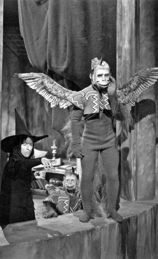 Η Margaret Hamilton and a Flying Monkey στο The Wizard of Oz (1939). #seasonoft... 1
