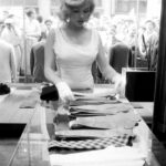 Η Marilyn Monroe ψωνίζει για τον Arthur Miller στη Νέα Υόρκη, Ιούνιος 1957....