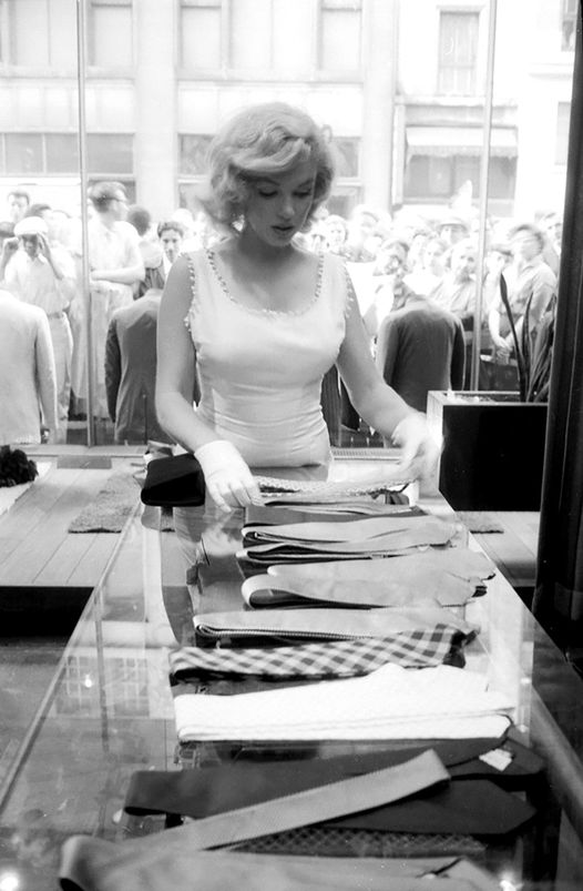 Η Marilyn Monroe ψωνίζει για τον Arthur Miller στη Νέα Υόρκη, Ιούνιος 1957.... 1