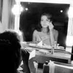 Η Natalie Wood φτιάχνει το μακιγιάζ της στα γυρίσματα του "Splendor in the Grass" 1961....