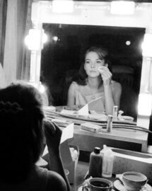 Η Natalie Wood φτιάχνει το μακιγιάζ της στα γυρίσματα του "Splendor in the Grass" 1961....