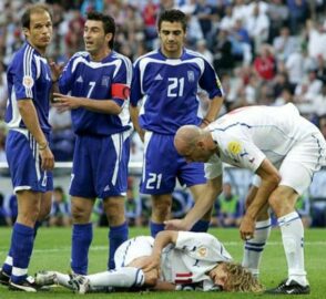 Μια στιγμή που όλοι θα θυμούνται απο τον ημιτελικό του Euro 2004 ανάμεσα σε Ελλά...