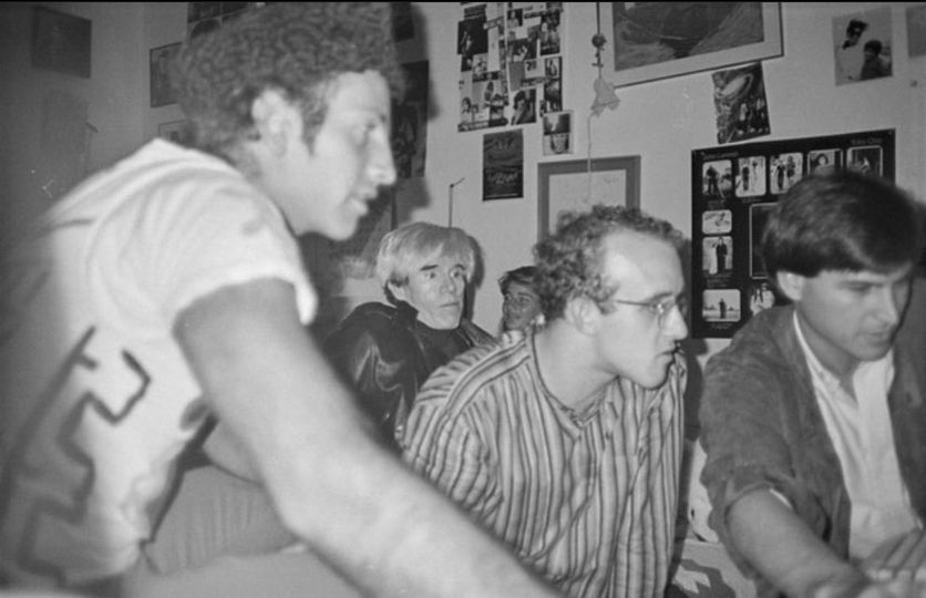 Ο Steve Jobs δείχνει στον Andy Warhol, στον Keith Haring και στον Kenny Scharf πώς να χρησιμοποιούν Macin... 1