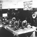 Ο Νίκολα Τέσλα με τους επαγωγικούς κινητήρες του, 1898....