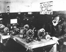 Ο Νίκολα Τέσλα με τους επαγωγικούς κινητήρες του, 1898....