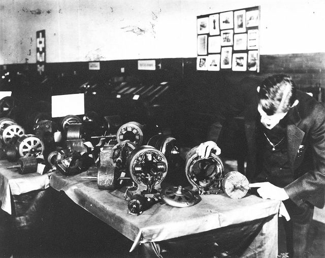 Ο Νίκολα Τέσλα με τους επαγωγικούς κινητήρες του, 1898.... 1