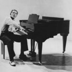 Ο τραγουδιστής-πιανίστας Jerry Lee Lewis, από του κορυφαίους πρωτοπόρους του ro...