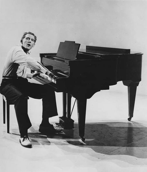 Ο τραγουδιστής-πιανίστας Jerry Lee Lewis, από του κορυφαίους πρωτοπόρους του ro... 1