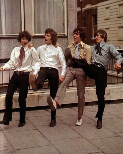 Οι Pink Floyd την ημέρα που υπέγραψαν με τη δισκογραφική εταιρεία EMI (1967).... 1