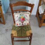 Τι ωραία ψάθινη καρέκλα με σχέδιο από παλιά κ το κεντητό μαξιλάρι σε ιταμίνα  .....