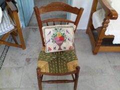 Τι ωραία ψάθινη καρέκλα με σχέδιο από παλιά κ το κεντητό μαξιλάρι σε ιταμίνα  .....
