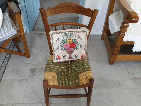 Τι ωραία ψάθινη καρέκλα με σχέδιο από παλιά κ το κεντητό μαξιλάρι σε ιταμίνα ..... 1