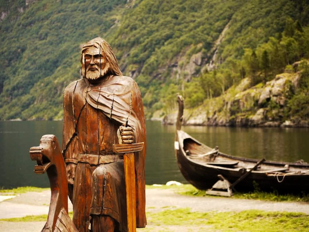 Νορβηγία. Μία παλιά ξύλινη βάρκα στο βάθος του φιόρδ ενώ ο Βίκινγκ στέκει αγέρωχ 14