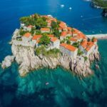 Sveti Stefan, είναι ένα μικρό νησί που συνδέεται με τις ακτές του Μαυροβουνίου μέσω ενός ναρ...
