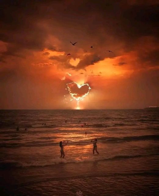 Όταν το εκπληκτικό ηλιοβασίλεμα στην παραλία έκανε κάτι διαφορετικό.... 1