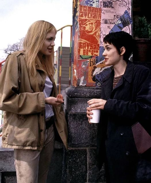 Η Angelina Jolie και η Winona Ryder στα γυρίσματα του Girl, Interrupted (1999). 1