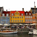 Η διάσημη προκυμαία Nyhavn στην Κοπεγχάγη γεμάτη cafés, εστιατόρια και μπαρ για