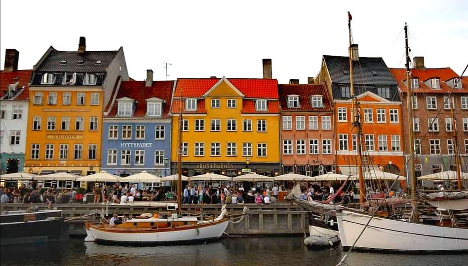 Η διάσημη προκυμαία Nyhavn στην Κοπεγχάγη γεμάτη cafés, εστιατόρια και μπαρ. 1