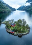 Κι αυτό παιδιά είναι το νησάκι του Νώε  στο Lovrafjord της Νορβηγίας. Η κύρια κ...