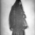 Μια γυναίκα Ινουίτ με μακριά μαλλιά, Nome, Αλάσκα μεταξύ του 1890.  Περισσότερες vintage φωτογραφίες και...