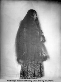 Μια γυναίκα Ινουίτ με μακριά μαλλιά, Nome, Αλάσκα μεταξύ του 1890.  Περισσότερες vintage φωτογραφίες και...