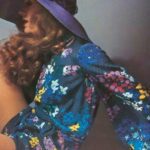 Μοντέλο με λουλουδένιο καπέλο, που εμφανίζεται στη Vogue, 1971.