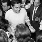 Ο Alain Delon με το γοητευτικό του χαμόγελο ανάμεσα στους θαυμαστές του στο Τόκιο 1963....