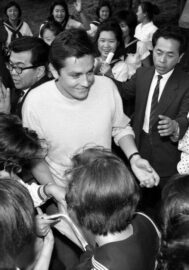 Ο Alain Delon με το γοητευτικό του χαμόγελο ανάμεσα στους θαυμαστές του στο Τόκιο 1963....