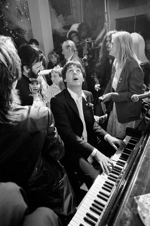 Ο Paul και η Linda McCartney με τον Ringo Starr στο γάμο του Ringo Starr και της Barbara Bach... 1