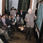 Ο Άλμπερτ Αϊνστάιν δίνει διάλεξη σε φοιτητές για τη θεωρία της σχετικότητας στο Πανεπιστήμιο Λίνκολν...