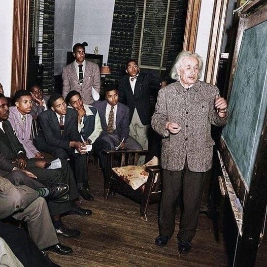 Ο Άλμπερτ Αϊνστάιν δίνει διάλεξη σε φοιτητές για τη θεωρία της σχετικότητας στο Πανεπιστήμιο Λίνκολν... 1