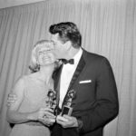 Ο Ροκ Χάντσον με την Ντόρις Ντέι το 1963, αφού ονομάστηκαν αγαπημένα κινηματογραφικά στον κόσμο στο...