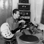 Ο κιθαρίστας κι εφευρέτης Les Paul εργάζεται στο γκαράζ του στο Χόλιγουντ το 194...