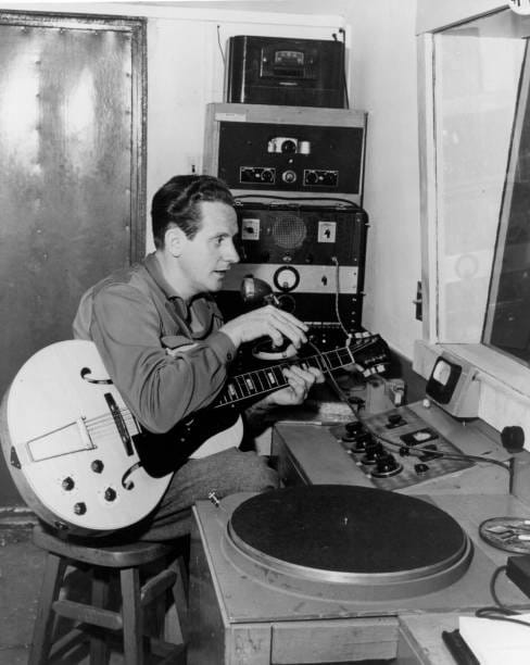 Ο κιθαρίστας κι εφευρέτης Les Paul εργάζεται στο γκαράζ του στο Χόλιγουντ το 1946 1