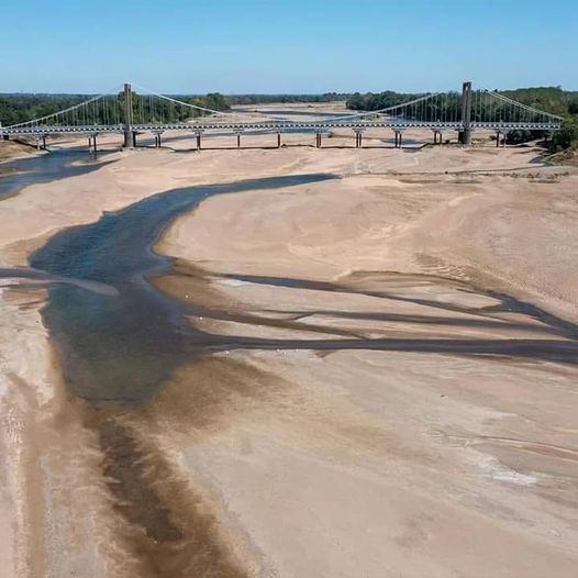 Ο μακρύτερος ποταμός στη Γαλλία στέγνωσε 12.7.2022... 1