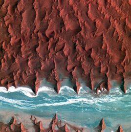 Τμήμα της ερήμου Ναμίμπ (Namib), με τους χαρακτηριστικούς ερυθρούς αμμόλοφους, ό...