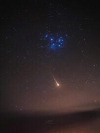 Αυτό που βλέπετε κάτω από το αστρικό σμήνος των Πλειάδων ΔΕΝ είναι κομήτης, παρό...