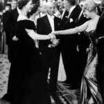 Η βασίλισσα Ελισάβετ Β' συναντά τη Μέριλιν Μονρό το 1956 στην πρεμιέρα του The Battle...