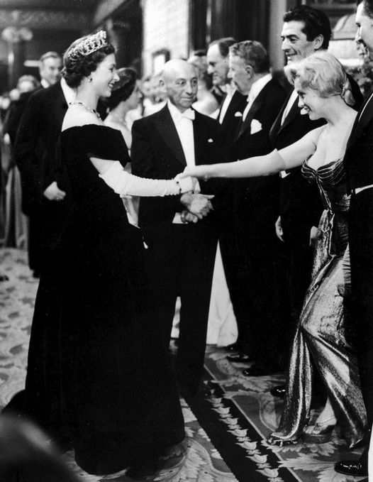 Η βασίλισσα Ελισάβετ Β' συναντά τη Μέριλιν Μονρό το 1956 στην πρεμιέρα του The Battle... 1