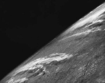 Η πρώτη φωτογραφία της Γης από το διάστημα