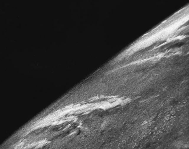 Η πρώτη φωτογραφία της Γης από το διάστημα 1