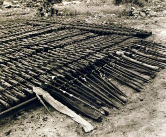 Ιαπωνικά τουφέκια και σπαθιά katana παραδόθηκαν στις αμερικανικές δυνάμεις στο νησί Woleai, 194...