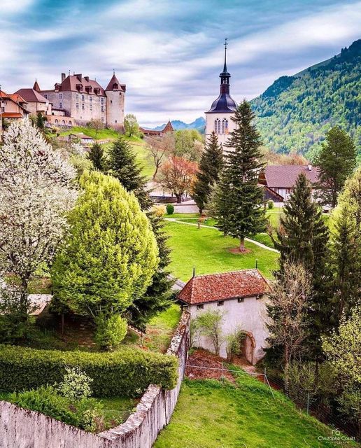 Κάστρο και εκκλησία Gruyères, Ελβετία ⁣ ( Φωτογραφία από~@christofs70⁣ ) ©Christ... 1