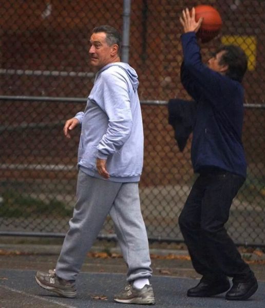 Ο Ρόμπερτ ντε Νίρο και ο Αλ Πατσίνο παίζουν μπάσκετ στα γυρίσματα... 1